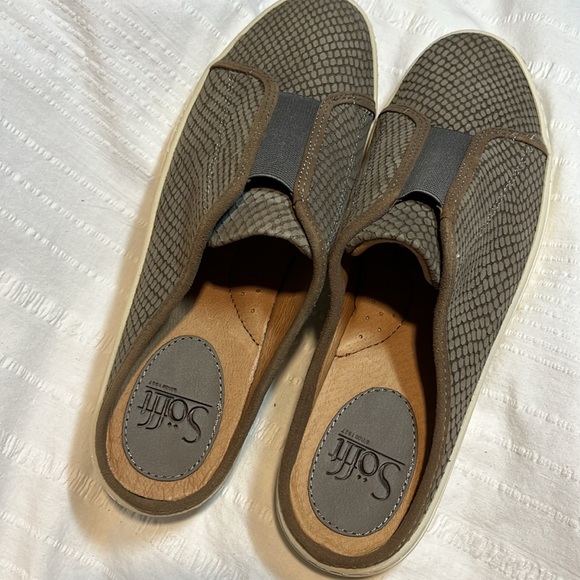 New Sofft Beekon Slip-on Mule Shoes Sneakers Snake Pattern Airport Friendly 7.5M - Picture 11 of 16
